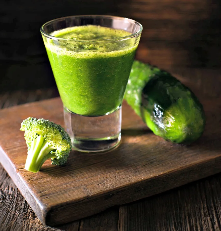 green-smoothie–man-drink