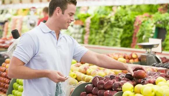 Man grocery shopping to eat an anti-inflammatory diet.