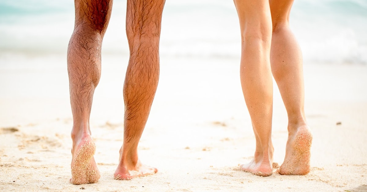 Чем отличаются мужские ноги от женских. Красивые мужские ноги. Красивые ноги мужские и женские. Мужчина у ног женщины. Мужские ноги на пляже.